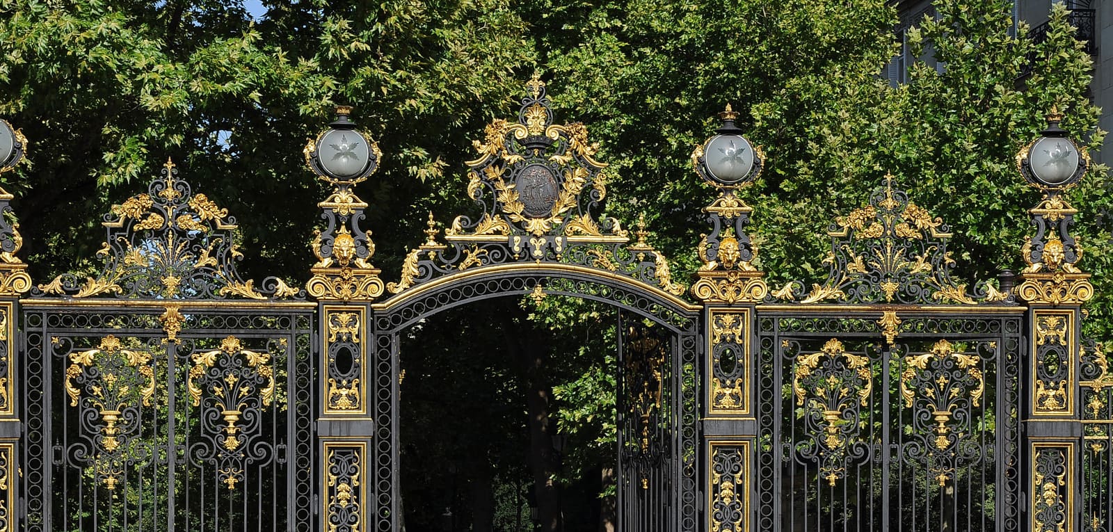 La grille d'entrée dorée du parc Monceau